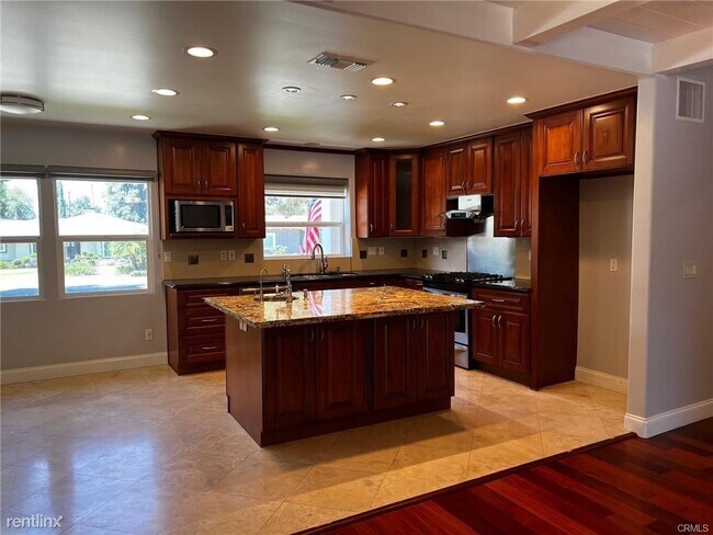 Foto del edificio - 4 br, 3 bath House - 1820 E Michelle St