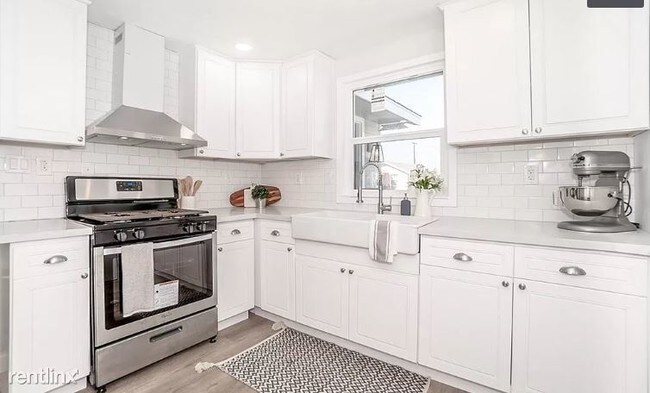 Building Photo - 2 br, 1 bath House - 902 W 134th St