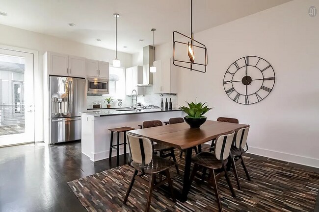 Foto del edificio - "Charming 3 Bed, 3 1/2 Baths Townhouse in Nashville's Desirable 37204 Neighborhood!" In The Heart...