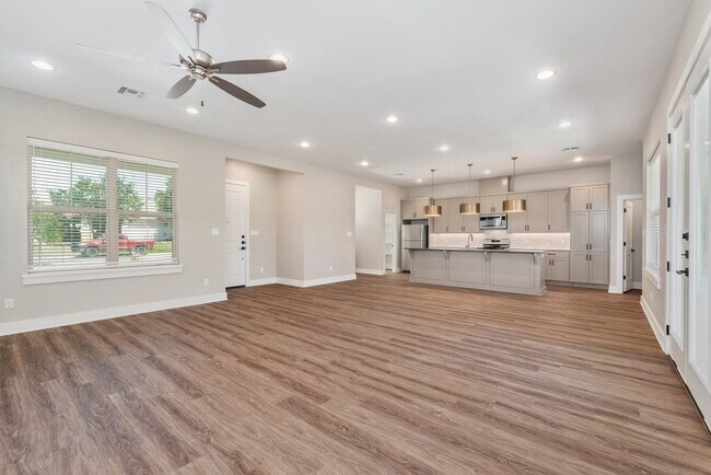 Foto del edificio - Fall 2025 Move In! Gorgeous 4 Bed, 4.5 Bat...