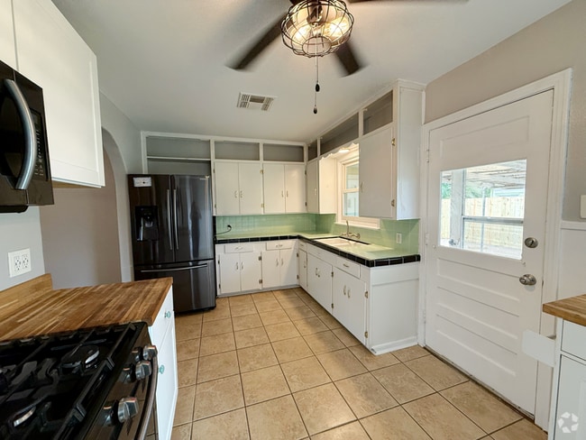 Building Photo - 419 Westhill Pl