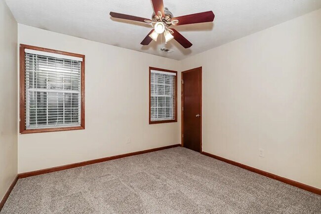 Building Photo - 3142 Country Lake Dr