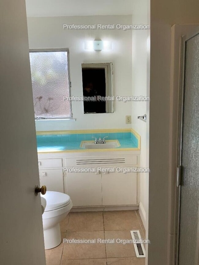 Building Photo - Old world charm One Bedroom house with huge backyard