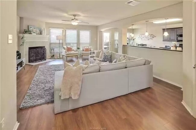 Building Photo - AVAILABLE AUGUST 2026 - Beautiful 3/2.5 Home in South College Station!