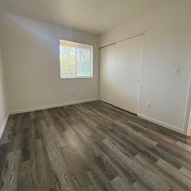 Building Photo - 2 BR/1BA | Newly Renovated Unit  | Private Entry| Large Yard !