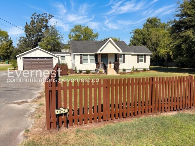 Foto del edificio - 4 Bed/3 Bath Home with Fenced Yard & Garage / Pet-Friendly / Available Now!