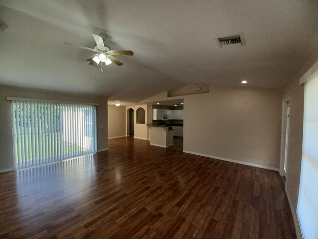 Building Photo - Single Family 3/2 with a Fenced Yard