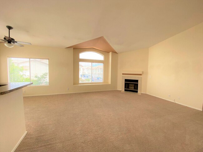 Building Photo - 2 BEDROOM 2 BATH IN NORTHWEST DOUBLE GATED GOLF COURSE COMMUNITY!
