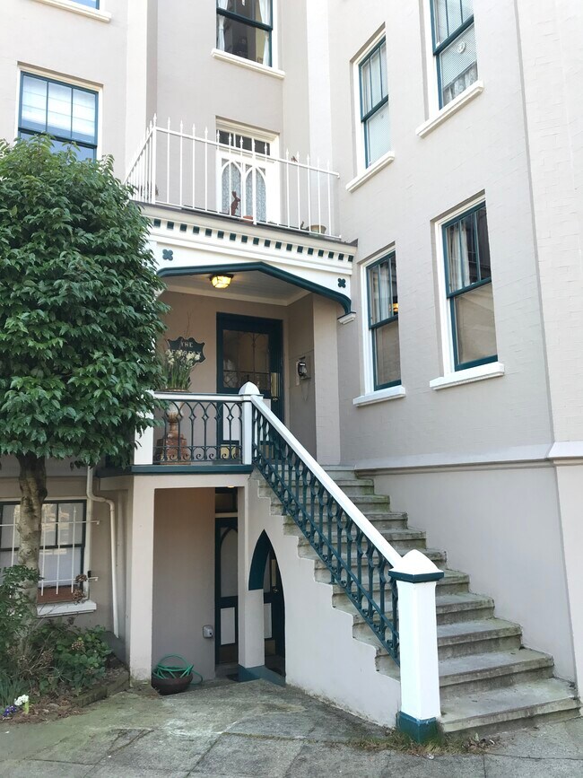 Building - 1508 10th Ave E