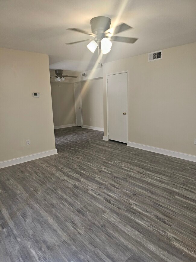 Foto del edificio - 7179 Donnell Pl