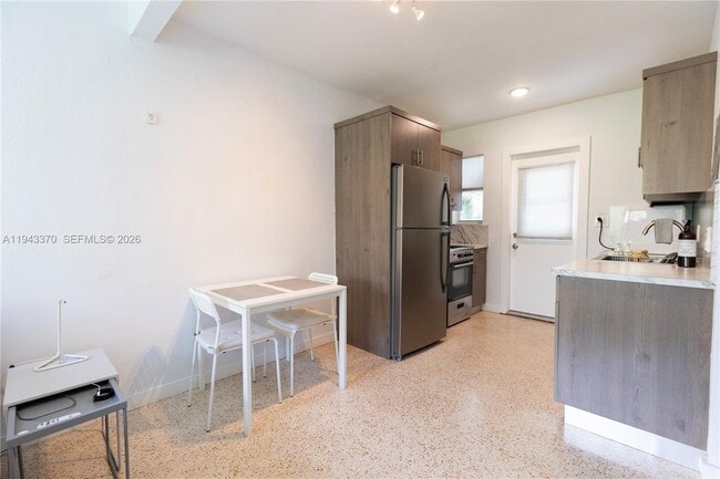 Building Photo - 2825 SW 3rd Ave