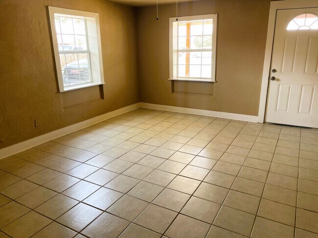 Building Photo - Adorable Two Story Four Bedroom Home with ...