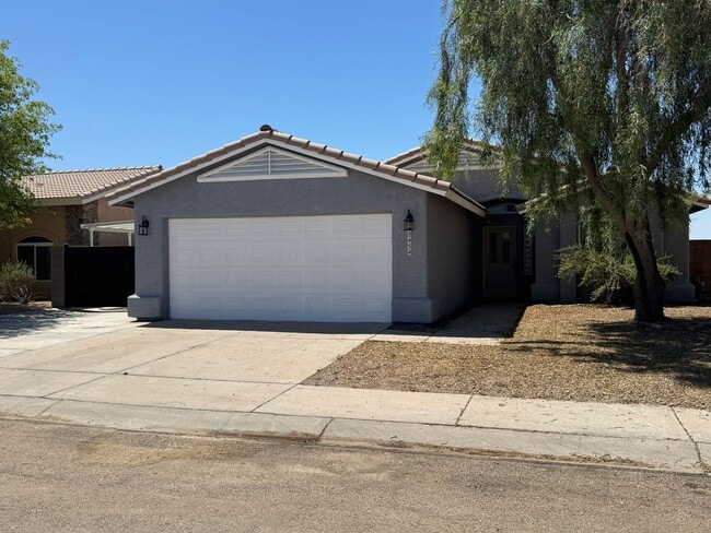 Building Photo - 2454 Saguaro Dr