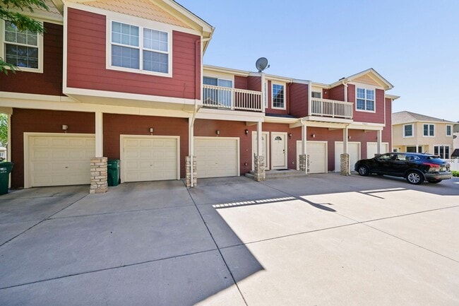 Foto del edificio - Warm and Inviting 2 Bedroom, 2 Full Bath Upper Unit with Central A/C and Mountain Views!