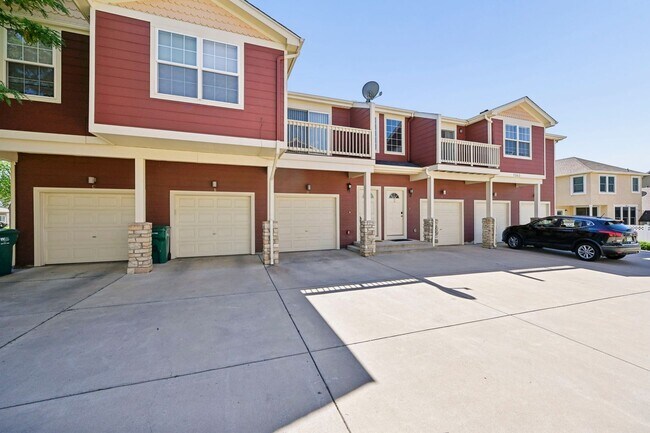 Building Photo - Warm and Inviting 2 Bedroom, 2 Full Bath Upper Unit with Central A/C and Mountain Views!