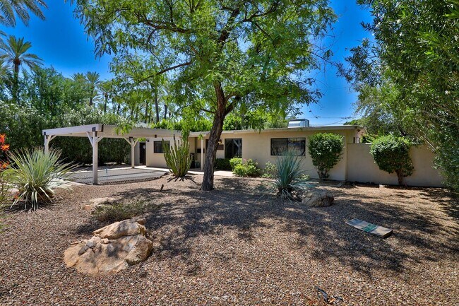 Building Photo - 3 Bedroom + den with pool