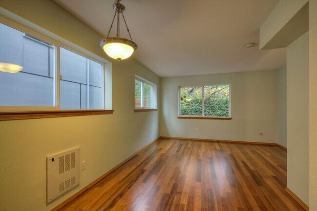 Building Photo - Modern 3 Bed 2.5 Bath Corner Townhome with Garage in Mt. Baker
