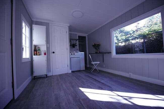 Building Photo - 3936 SW Ida St