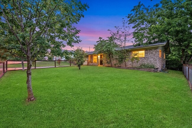 Building Photo - 2102 Vanderbilt Ln