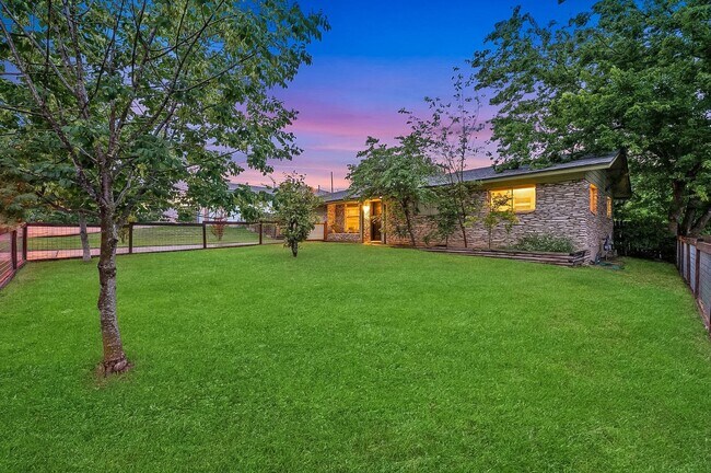 Foto del edificio - 2102 Vanderbilt Ln