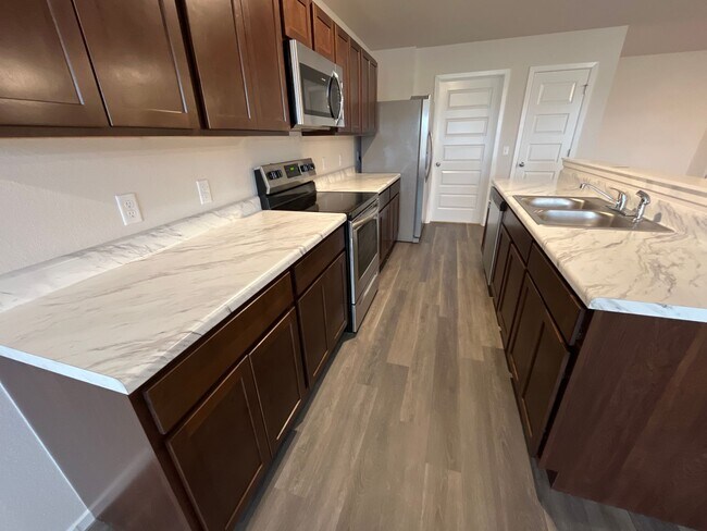 Foto del edificio - BRAND NEW Three Bedroom | Two Bath Home in...