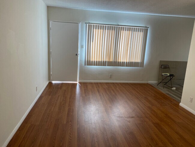 Living Room - 545 N Hoover St
