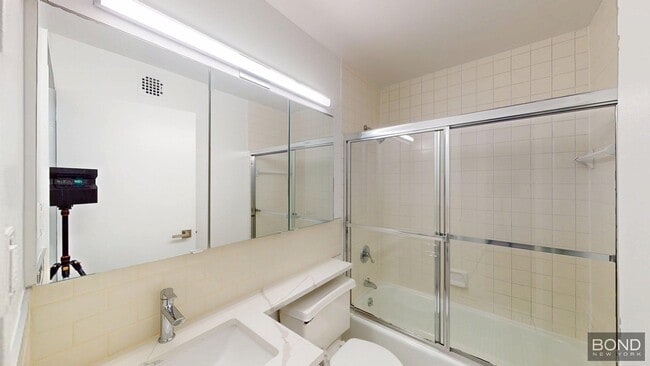 Building Photo - 400 E 71st St