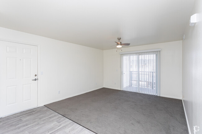 2BR, 2BA - 894SF - Living Room - Wing Pointe/Greenfield