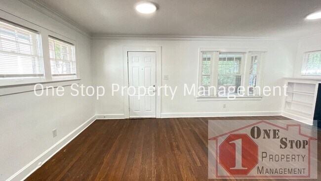 Building Photo - Charming 3 Bed, 1.5 Bath Home with Charact...