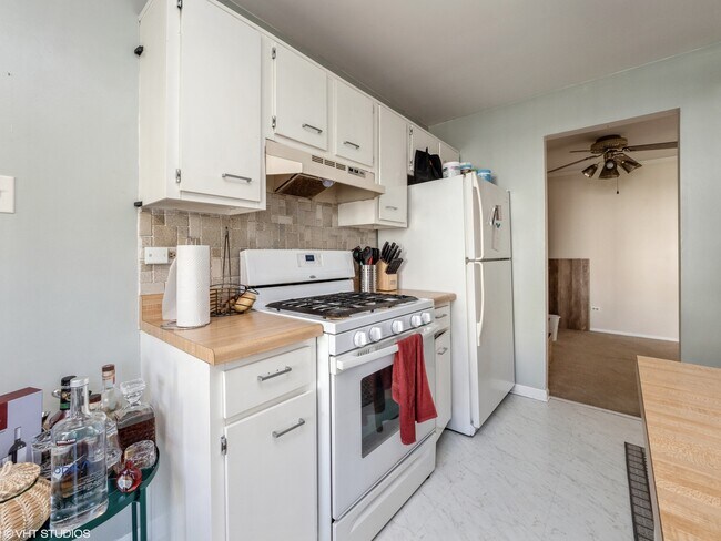 Building Photo - 831 E Carriage Ln