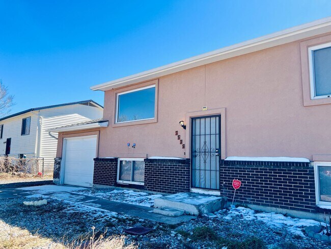 Building Photo - 4 Bed / 2 Bath Home with Finished Basement & Fenced Yard – Colorado Springs