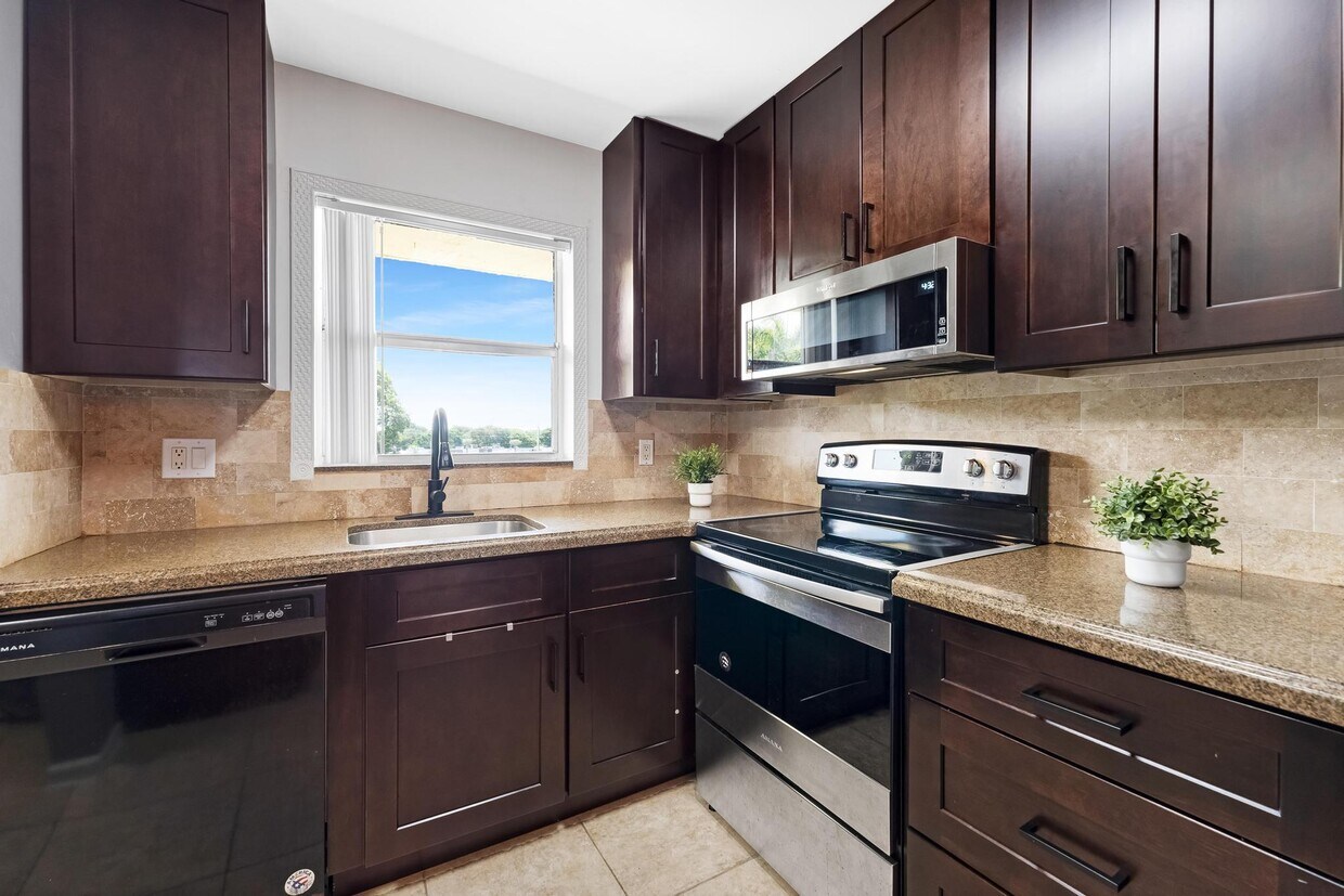 Foto principal - 9949 Sandalfoot Blvd