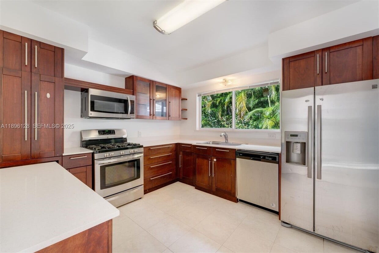 Building Photo - 520 W 51st Ter