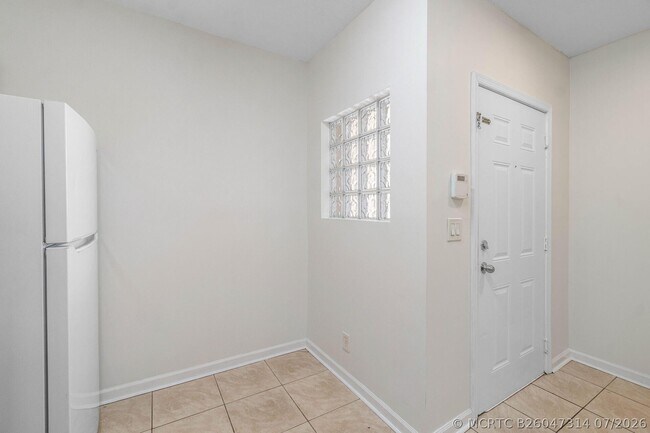 Foto del edificio - 1161 Golden Lakes Blvd