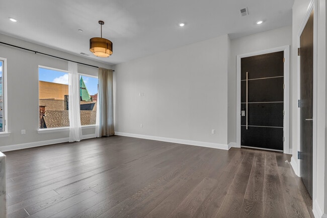 Building Photo - 438 Selden St