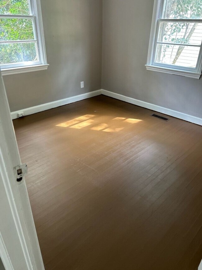 Building Photo - Two Bedroom One Bath House in Winston Salem