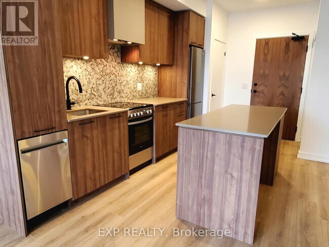 Building Photo - 10 Lagerfeld Dr