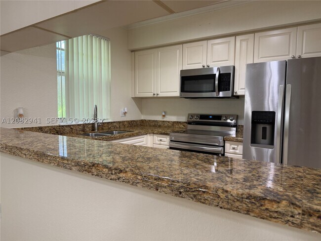 Foto del edificio - 6956 W Sample Rd