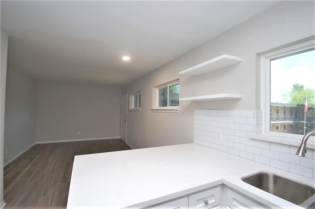 Building Photo - 9733 Neuens Rd