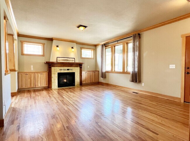 Building Photo - Graceful Craftsman Style Home in Bradburn