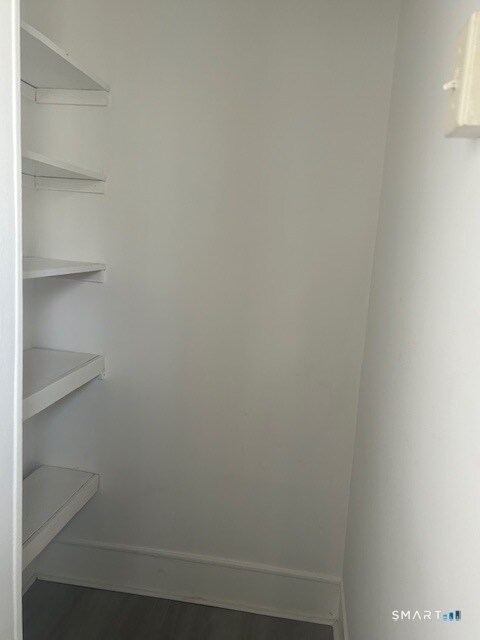 Foto del edificio - 20 Lounsbury Ave