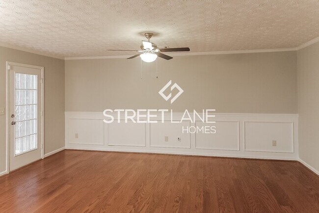 Building Photo - REDUCED!