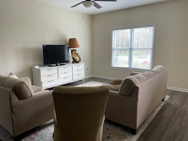 Foto del edificio - 1227 Lakeview Dr