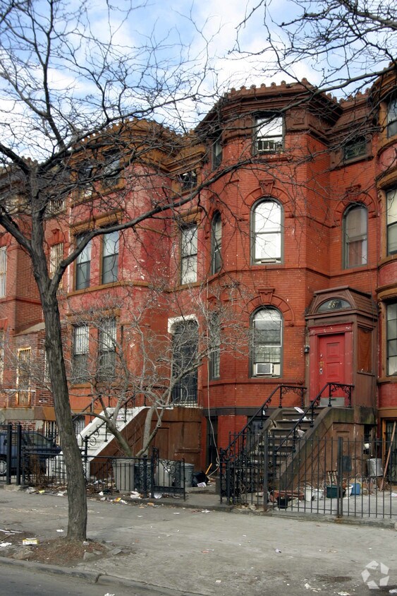 Primary Photo - 687 Bushwick Ave