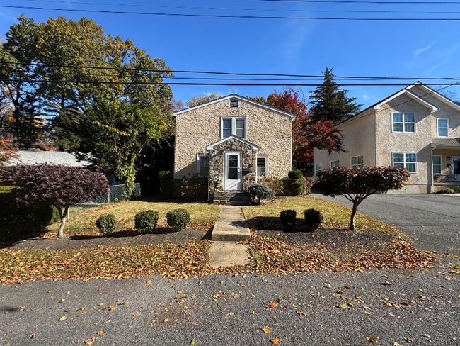 Foto del edificio - 8 Walnut Ave