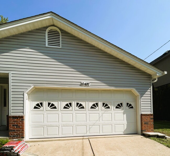 Building Photo - COMING SOON - Beautiful 3-Bedroom Home in Frontenac – Ladue School District