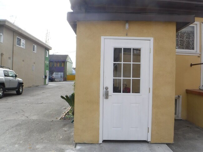 Building Photo - 1053 Park Ave