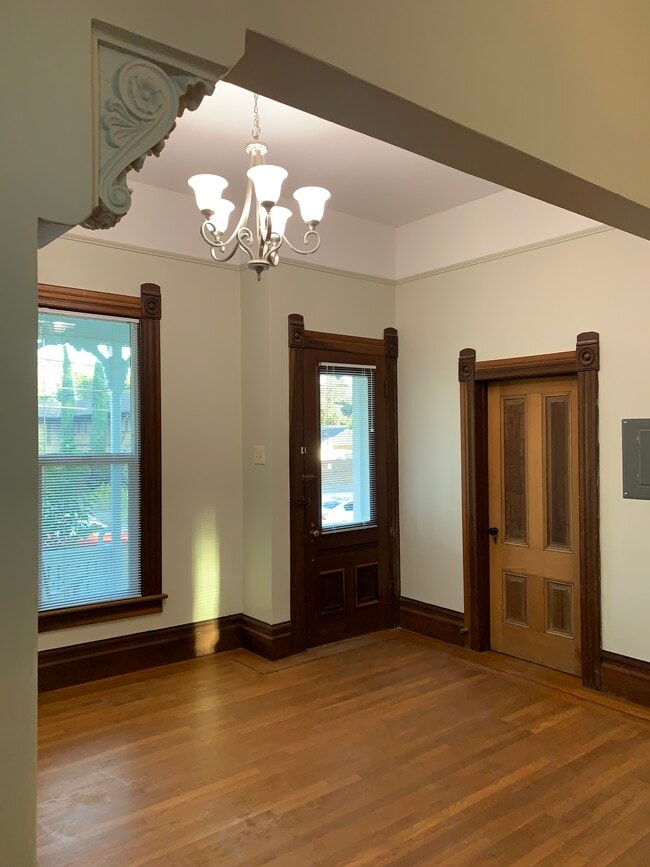 Building Photo - 433 Olive St