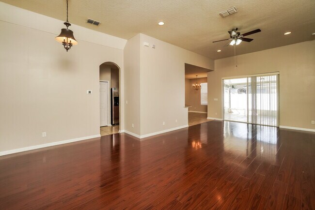 Building Photo - 30551 Annadale Dr