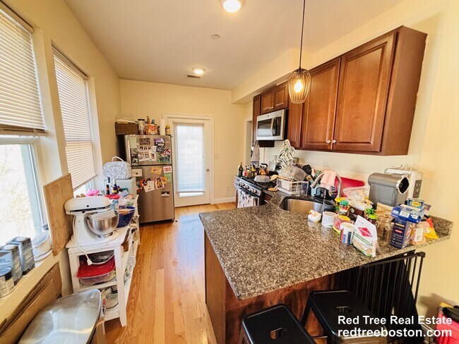 Photo - 549 Washington St Apartment